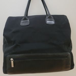 HOBO Black Zipper Divided 7 Interior Pockets 1 Exterior Pocket